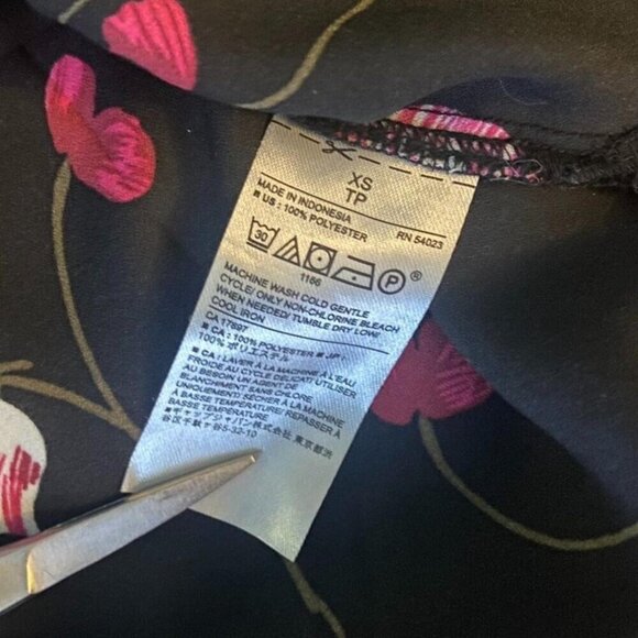 BANANA REPUBLIC (Size XS) Pink Floral Half-Bottom Black Blouse - Picture 8 of 8